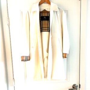 Burberry London Wemen's coat 100% cotton, Size 4P